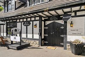 The Fox and Hounds Historic Hotel