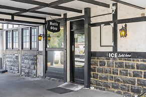 The Fox and Hounds Historic Hotel