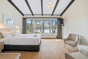 The Fox and Hounds Historic Hotel