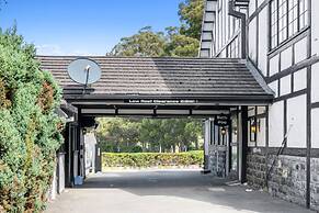 The Fox and Hounds Historic Hotel