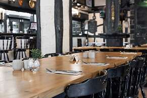 The Fox and Hounds Historic Hotel