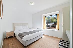 The Fox and Hounds Historic Hotel