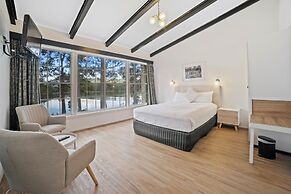 The Fox and Hounds Historic Hotel