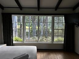 The Fox and Hounds Historic Hotel