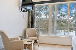 The Fox and Hounds Historic Hotel