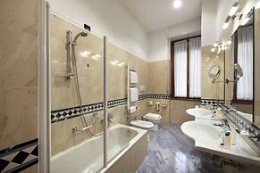 Lancaster Hotel