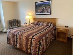 Woodlands Inn & Suites