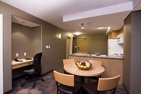 Woodlands Inn & Suites