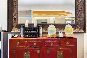 Luana Waikiki Hotel & Suites