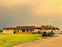 Hometown Inn & Suites