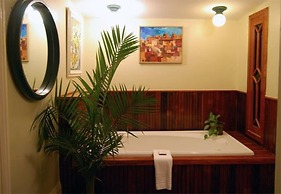 Rothschild-Pound House Inn