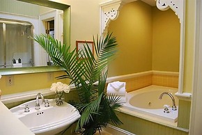 Rothschild-Pound House Inn