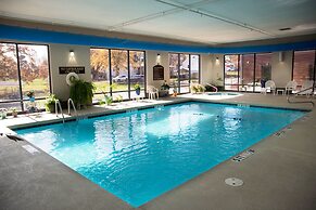 Crossroads Inn And Suites