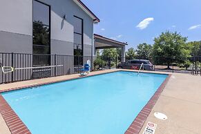 Red Roof Inn & Suites Clinton, MS