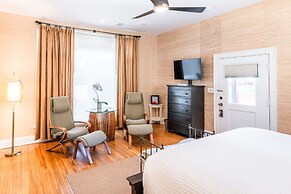 Harbor House Inn