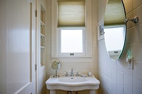 Harbor House Inn