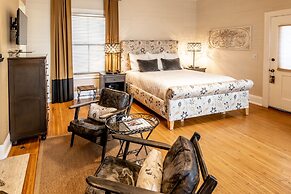 Harbor House Inn