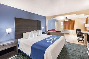 Days Inn & Suites by Wyndham Braunig Lake