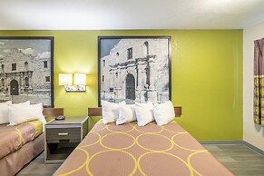 Super 8 by Wyndham San Antonio/Riverwalk Area