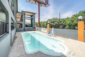 Super 8 by Wyndham San Antonio/Riverwalk Area