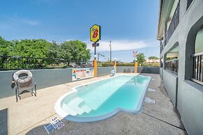 Super 8 by Wyndham San Antonio/Riverwalk Area