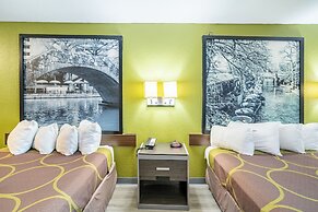 Super 8 by Wyndham San Antonio/Riverwalk Area