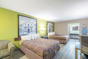 Super 8 by Wyndham San Antonio/Riverwalk Area