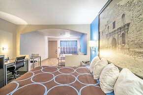Super 8 by Wyndham San Antonio/Riverwalk Area