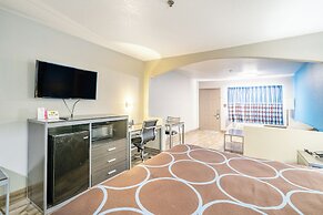 Super 8 by Wyndham San Antonio/Riverwalk Area