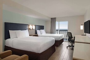 La Quinta Inn & Suites by Wyndham Oceanfront Daytona Beach