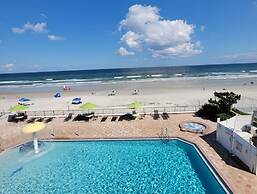La Quinta Inn & Suites by Wyndham Oceanfront Daytona Beach