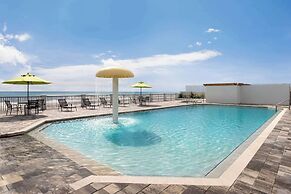 La Quinta Inn & Suites by Wyndham Oceanfront Daytona Beach