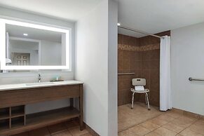 La Quinta Inn & Suites by Wyndham Oceanfront Daytona Beach