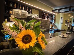 Stonecross Manor Hotel