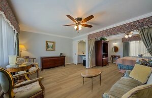 Carmel Inn And Suites