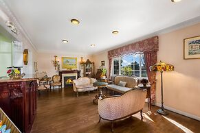 Carmel Inn And Suites