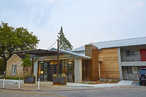 Fredericksburg Inn & Suites