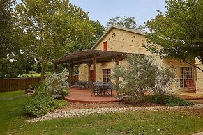 Fredericksburg Inn & Suites