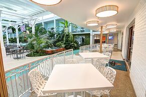 Oasis Hotel & Conv Center, Ascend Hotel Collection