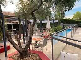 Les Aubuns Country Hôtel