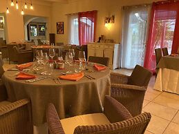 Les Aubuns Country Hôtel