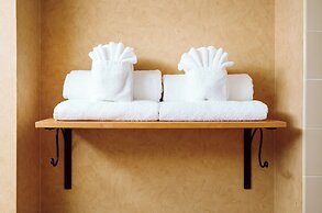 Rosslyn Inn and Suites