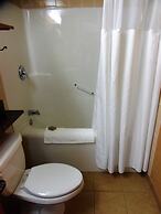 Rosslyn Inn and Suites