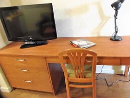 Rosslyn Inn and Suites