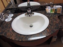 Rosslyn Inn and Suites