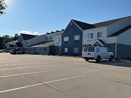 Days Inn & Suites by Wyndham Williamsburg IA North