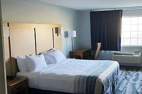 Days Inn & Suites by Wyndham Williamsburg IA North