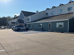 Days Inn & Suites by Wyndham Williamsburg IA North