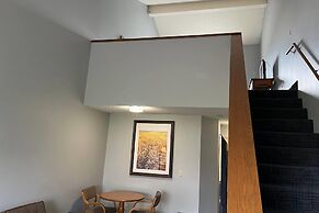 Days Inn & Suites by Wyndham Williamsburg IA North