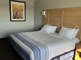 Days Inn & Suites by Wyndham Williamsburg IA North